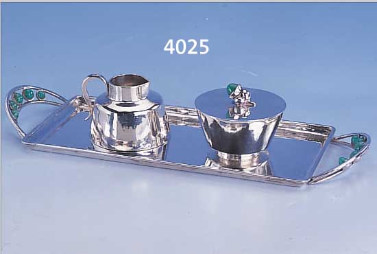 SAHNEGIEßER UND ZUCKERDOSE AUF TABLETT, 925ER SILBER, MEISTERMARKE URSULA HODEMACHER, HANNOVER, * 1925, FREI AUS DEM BLOCK GEHAUEN, CHRYSOPRASE ...