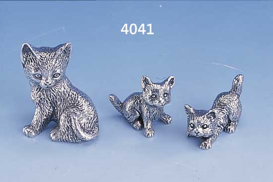 3 KATZENSKULPTUREN, 925ER SILBER, MASSIVE AUSFüHRUNG, DARST. SITZENDE KATZENMUTTER MIT 2KäTZCHEN IN VERSCH. HALTUNGEN, H BIS 5.8 CM, TOTAL CA. ...