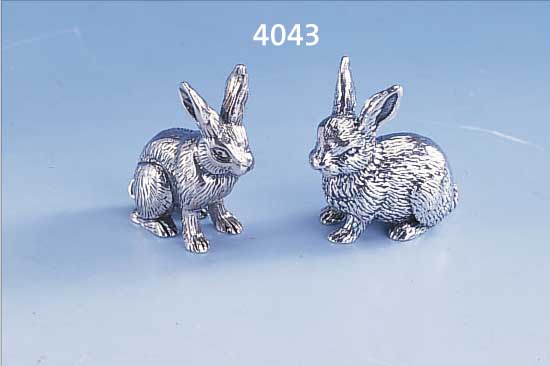 TISCHDEKORATION: 2 HASENSKULPTUREN, 925ER SIL-BER MASSIV, VERSCH. FORMEN, H BIS 4.2 CM, TOTAL CA. 155 G