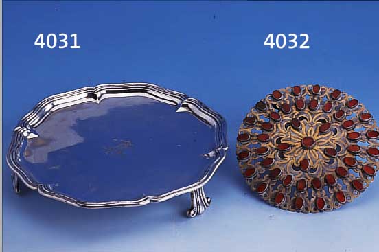 ANBIETTABLETT AUF 3 FüßEN, PORTUGAL UM 1920/ 30, 916ER SILBER, BAROCKSTIL, MITTIG MONOGR., CA. 450 G, H CA. 4 CM, D CA. 23 CM