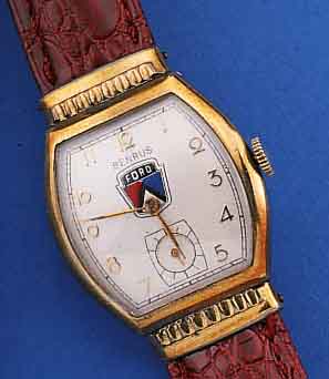 BENRUS HERRENARMBANDUHR, SCHWEIZ/USA UM 1952, METALL, TONNENFORM, GG-AUFL., BER., EDELST.-BODEN GEDR., BLATT REST., FORDLOGO SPäTER, KL. ...