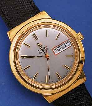 OMEGA HERRENARMBANDUHR QUARTZ, SCHWEIZ UM 1974, METALL HARTVERG., EDELST.-BODEN GEDR., KAL. 1310, HERAUSGEGEBEN 1973, FEINREG. DURCH ...