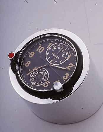BORDUHR, SOWJETUNION 50ER JAHRE, AUF KD.- WUNSCH ALS TISCHUHR IM POL. ALUMINIUMZYLINDER,PULTFORM, D. CA. 10 CM, H. CA. 10 CM, MESSING-UHRENGEH. ...
