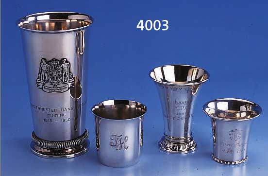 4 BECHER & VASEN, 3X UM 1930, 830ER SILBER 1X HEIMBüRGER KOPENHAGEN 1931, H CA. 5.8 CM, 1X BRATLAND DäNEMARK, 925ER SILBER, H CA. 15 CM, AM ...