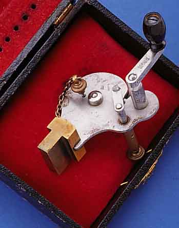 UHRMACHERWERKZEUG: BüGELFRäSE FüR 12 EINSäTZE (9 VORHANDEN), ORIG.-ETUI, BEST., UM 1930, DEUTSCHLAND, VORHANDENES VERWENDB.