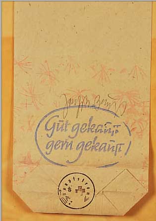 BEUYS, JOSEPH, 1921-1986, DDR-TüTE, GUT GEKAUFT, GERN GEKAUFT, HANDSIGNIERT UND MIT HAUPTSTROMSTEMPEL VERSEHEN, CA. 25,5 X 16 CM