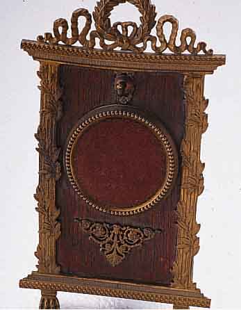 TASCHENUHRSTäNDER EMPIRESTIL, FERT. UM 1900,GUßMESSING RELIEFIERT, INNEN EICHENHOLZ FüR D. UM 50 MM, MAßE CA. 15 X 8,5 CM