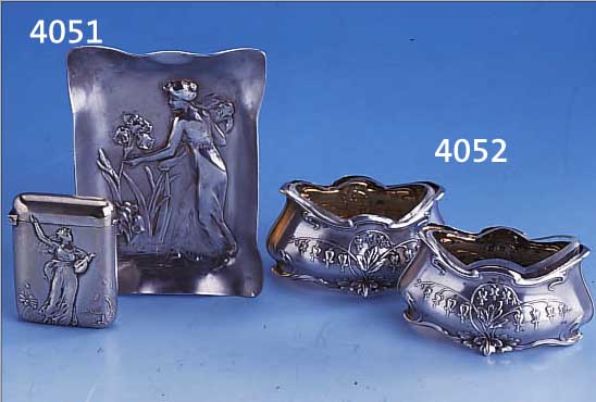 2-TEIL. JUGENDSTIL-RAUCHERSET, FRANKREICH UM 1900, SIGN. DROPSY, METALL VERSILBERT, BEST. AUS: STREICHHOLZETUI: FORTUNAMOTIV UND ...