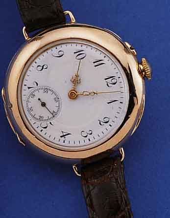 DAMENARMBANDUHR AUS DAMENTASCHENUHR, SCHWEIZ/DEUTSCHLAND UM 1908, RG 585/000, EMAILBL. M. KL. SEK., ZEIGERSTELLDR. AUßEN 11, GOLDCUV. ...