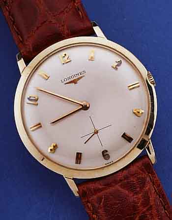 LONGINES HERRENARMBANDUHR, SCHWEIZ/USA UM 1965, GG 585/000, FLACHE GESAMTAUSF., BODEN GEDR., VERS. BLATT M. AUFGES., PROFILIERTEN ...