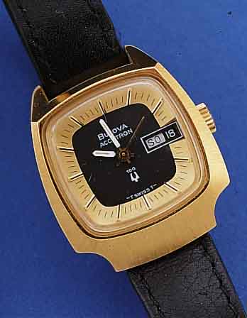 BULOVA ACCUTRON DAMENSPORTUHR, REF.-NR. 7580/1, SCHWEIZ UM 1974, UNGETR. LAGERW., AUFWEND. METALLGEH. HARTVERG., DER SYMB. ACCUTRON ...