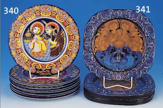 DREI WEIHNACHTSTELLER IN GLAS, ROSENTHAL, 1979, 1980, 1981, DEKOR BJöRN WIINBLAD, JE CA. 28.5 X 28.5 CM