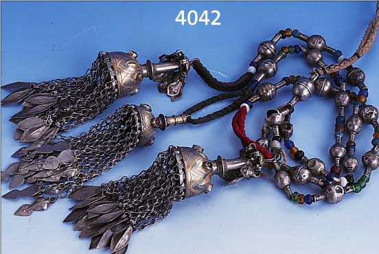 TURKMENENSCHMUCK, SOGN. GUPHA, SCHMUCK DER MäDCHENMüTZE, UM 1900, SILBER TEIL- VERGOLDET, KARNEOLBESATZ, BT. GLASSTEINE, KOMPLETT ...