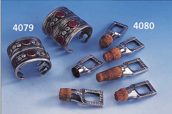 2 TURKMENENARMSPANGEN, UM 1900, SILBER, KARNEOLBESATZ, 1 X L CA. 6.5 CM, 1 X L CA. 5 CM, SCHWERE, MASSIVE AUSFüHRUNG, ZEITTYP.