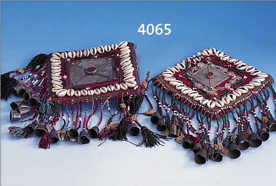 2 X TURKMENENBRUSTSCHMUCK MIT KAURIMUSCHELN, SOGN. GöNDSCHüK, UM 1900, SILBERPLATTE, KARNEOLBESATZ, BT. GLASSCHNüRE, FINGERHUT- ...