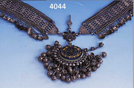 BRUSTSCHMUCK, ALGERIEN UM 1900, SILBER, MIT GLöCKCHENABHäNGUNGEN, ABSTR.-FLORAL, BT. EMAILL. IN GRUBENSCHMELZTECHNIK, L. CA. 40 CM, ...