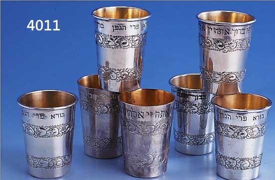 7 BECHER, JUDAIKA, 925ER SILBER, INNENVERGOL- DUNG, TOTAL CA. 770 G, HEBRäISCHER IN- SCHRIFT: GESEGNET SOLL SEIN DER DIESEN WEIN TRINKT, H ...