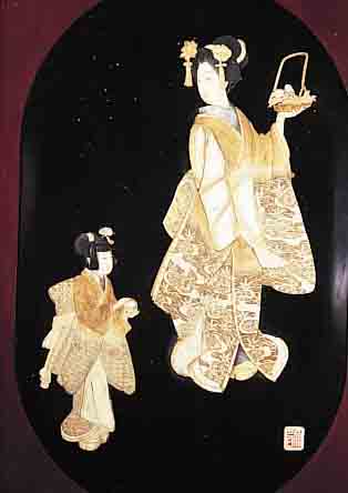 LACKTAFEL, JAPAN, UM 1890, SCHWARZLACK MIT GESCHNITZTEN ELFENBEIN- UND PERLMUTTEINLAGEN, IM OVAL CA. 63,5 X 39 CM, GESAMTMAßE CA. 91 X 48,5 CM