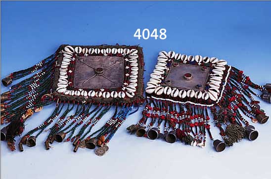2 X TURKMENENBRUSTSCHMUCK MIT KAURIMUSCHELN, SOGN. GöNDSCHüK, UM 1900, SILBERPLATTE, GLAS GESCHNITTEN, BT. GLASSCHNüRE, FINGERHUT- ...