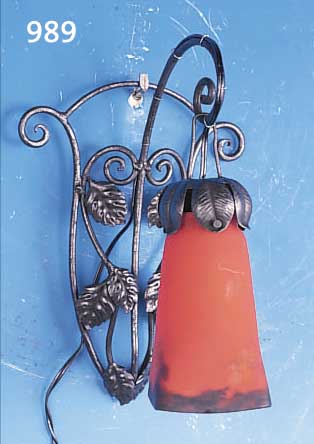 WANDLAMPE, FRANKREICH, 20ER JAHRE, EISENMONTUR MIT BLATTDEKOR, SCHIRM SIGN., MULLER FRERES LUNEVILLE, PATE-DE-VERRE MIT ...