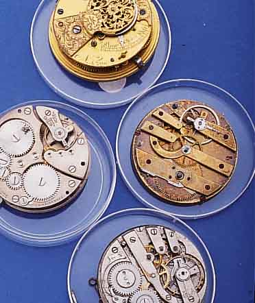 KONVOLUT: 7 TASCHENUHRWERKE, 1X ENGLAND ANONYM, SPINDELWERK UM 1820, KLOBEN M. FRA- TZENGRAV., GEHFäHIG, 2X FüR DOXA, 8-TAGEWERKE,GLEICHER ...