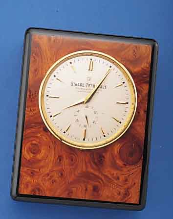 GIRARD PERREGAUX TISCHUHR, WURZELHOLZGEH. INPULTFORM, MESSINGLüNETTE VERG., VERS. BLATT M.AUFGES. GOLD-STD.-ZEICHEN, GOLDZEIGER, ELEK- ...