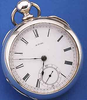 WALTHAM HERRENTASCHENUHR OFFEN, USA UM 1885, MüNZSILBERGEH., BODEN SCHMUCKGRAV., ALTERSBED. BER., SPINDELAUFZUG, EMAILBL. SIGN., ...
