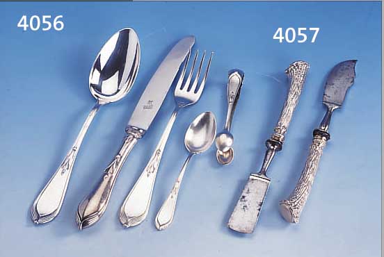 BUTTER- UND KäSEMESSSER, 800ER SILBER, WMF?, GRIFFE IN FORM VON STIL. GEWEIHENDEN, GE- FüLLT, LEICHT HERAUSGEWACHSEN, METALLKLINGEN MIT ...