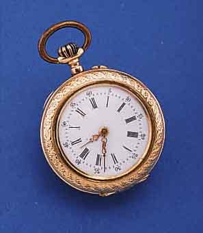 DAMENTASCHENUHR, SCHWEIZ UM 1900, GG 585/000RüCKS. EMAILL. ERKENNB., VOGELPAAR, RAND DELL./BESCH., EMAILBL., METALLCUV., VERG. ZYLINDER-W., D. CA. ...