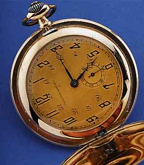 TAVANNES WATCH CO HERRENTASCHENUHR SAVONETTE, SCHWEIZ UM 1920, ROSE-G. 585/000, AUßEN GLATT, FLACHE GESAMTAUSF., GOLDFARB. METALL- BL., GEBL. ...