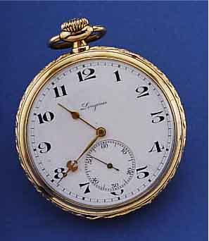 LONGINES HERRENTASCHENUHR OFFEN, SCHWEIZ UM 1925, GG 585/000, GEH. 2-TEIL., RAND RELIE- FIERT, BODEN MIT STRAHLENDEKOR, MONOGR. HDK, EMAILBL. ...