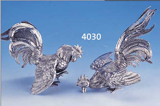 PAAR KAMPFHäHNE, 835ER SILBER, DEUTSCH, HANAU, FIRMA SCHLEIßNER, VOLLPLAST. NATU- RALIST. DARSTELLUNG, SCHWANZFEDERN IN MEHRERENEBENEN ...