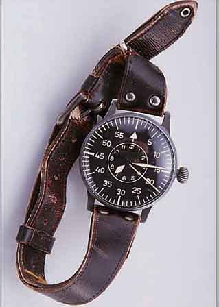 LACO MILITäRFLIEGERUHR, REF.-NR. 01231, DEUTSCHLAND UM 1942, METALLGEH. FELDGRAU MATT., BODEN U. GLASR. GEDR., LEDER-ORIG.- BAND üBER ...
