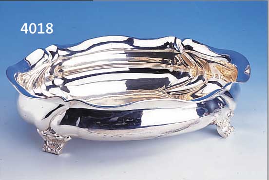 GROßE ANBIETSCHALE, DEUTSCH 30/40ER JAHRE, 835ER SILBER, EINZELANFERTIGUNG, AUF 4 FüßEN STEHEND, HANDARBEIT, CA. 10 X 38 X 27 CM, CA. 1110 G