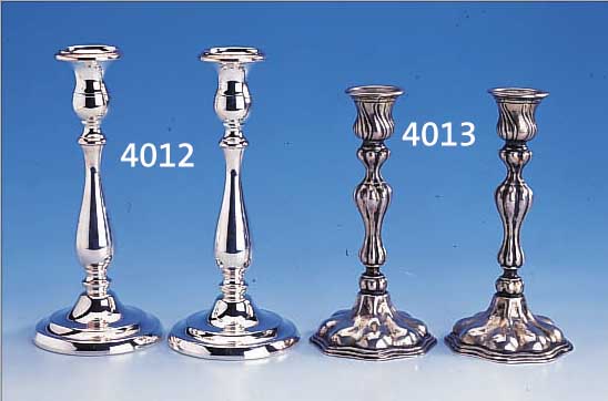 KERZENLEUCHTERPAAR, DEUTSCH UM 1860/70, 13-LöTIG, REINE HANDARBEIT, BAROCKSTIL, ELEGANT, H CA. 20 CM, CA. 500 G