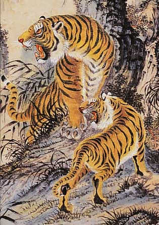 GOUACHEMALEREI, CHINA, UM 1900, AUF PAPIER MIT SEIDENBROKATEINFASSUNG, ZWEI TIGER UNTER BäUMEN, CA. 110 X 43 CM BILDGRößE