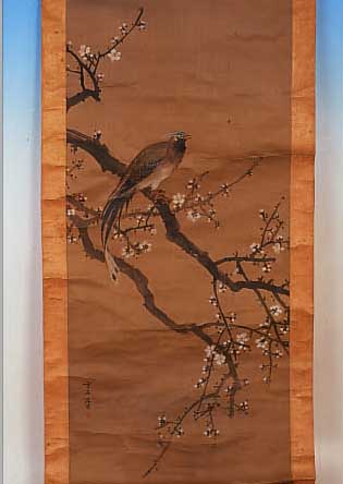 GOUACHEMALEREI, JAPAN, UM 1900, VöGEL IM GEäST, AUF PAPIER, MIT SEIDENBROKAT- EINFASSUNG, CA.- 125 X 56 CM, SEIDE LEICHT RISSIG