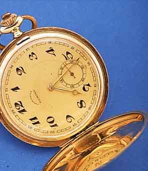 DOMINO HERRENTASCHENUHR SAVONETTE, SCHWEIZ/ DEUTSCHLAND UM 1912, ROSE-G. 585/000, BEIDE SCHALEN SYM. GUILL., MONOGR.-SPIEGEL FREI, VERG. BLATT, ...