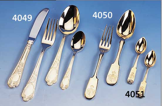 16TEILIGES BESTECK, RIGA UM 1895/1903, SPATENFORM, 84ER SILBER VERGOLDET, AUFWENDIG GRAVIERTES ADELSWAPPEN, 4 LöFFEL VON 1855, DEKOR U. ...