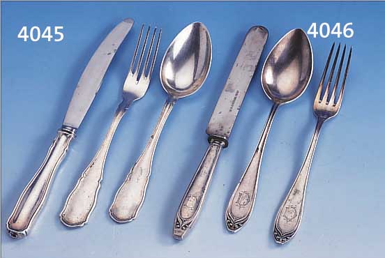 13TEIL. BESTECK: SäCHSISCHES HOFBESTECK, DEUTSCH CA. 30ER JAHRE, BEST. AUS 3 MESSERN M.STAHLKLINGEN (GRIFFE GEFüLLT), 3 GABELN UND 7 LöFFEL, ...