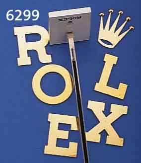 KONVOLUT: ROLEX WERBETRÄGER, 1 X PRÄSENTA- TIONSSTÄNDER, 1 X SCHRIFTZUG BESTEHEND AUS BUCHSTABEN U. KRONE, ALLE TEILE VERKRATZT