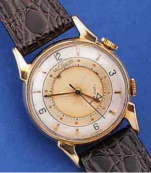 LE COULTRE ARMBANDWECKER, SCHWEIZ/USA UM 1952, GG-FILLED, BODEN GEDR., BET. BANDANST., 2-FARB. VERS. ORIG.-BLATT, ALTERSBED. FL., HANDAUFZUG, ...