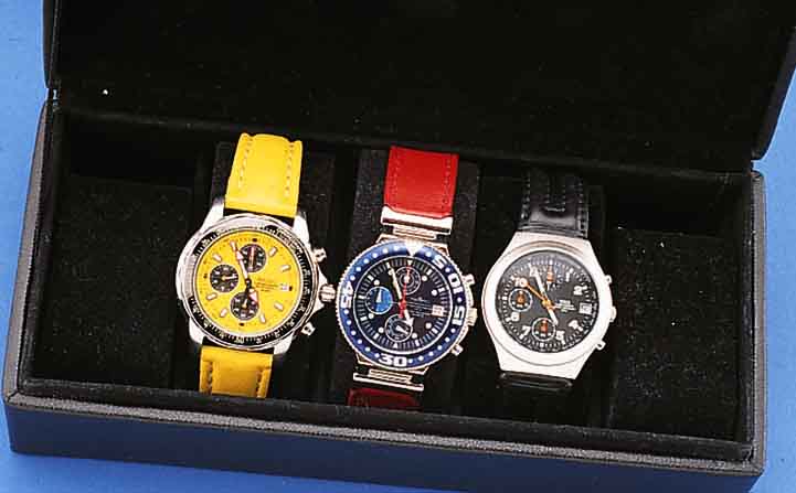 KONVOLUT: 3 ARMBANDCHRONOGRAPHEN IM UHRENKAS- TEN FüR 5 UHREN, ALLE QUARTZGEST. ANALOGAN- ZEIGE, LEDERB., UNGETR. LAGERW., 1X RIVADO, BEI ...