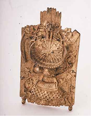 TASCHENUHRSTäNDER MOTIV WEINERNTE, RELIEF. DARST. VON TRAUBEN, WEINLAUB U. WINZERARBEITS-GER., DEUTSCHLAND UM 1930, METALL VERS., BER.,GEEIGN. ...