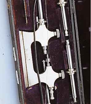 UHRMACHERWERKZEUG: ZAPFENROLLIERSTUHL, ORIG.-ETUI M. ZAPFENMAß U. BOGEN, NUTZSP., MEIST NOCH VERWENDB., UM 1930