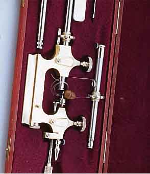 UHRMACHERWERKZEUG: ZAPFENROLLIERSTUHL, SPITZENPRODUKT UM 1935, MASSIV MESSING, ORIG.-ETUI, AUTOMATISCHE RüCKHOLUNG DURCH FEDER IM UNTEREN ...