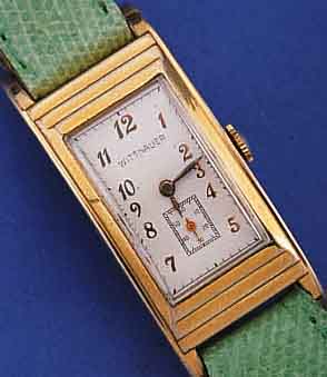 WITTNAUER HERRENARMBANDUHR, SCHWEIZ/USA UM 1940, METALL HARTVERG., EDELST.-BODEN GEDR., IN SICH EXTR. GEW. RECT.-FORM, MAßE CA. 47 X 20 MM, ...