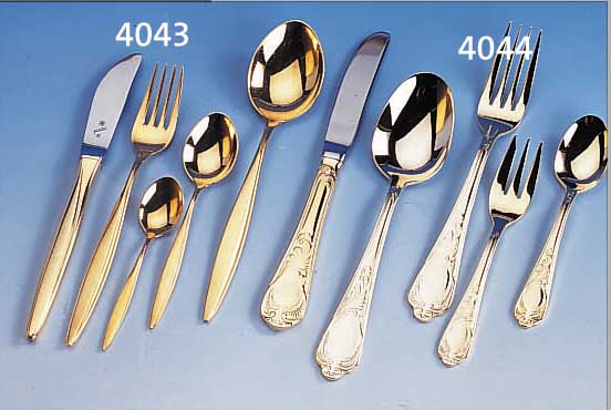 TAFELBESTECK FüR 12 PERSONEN, 24 KT HARTVER- GOLDET, BEST. AUS: 12 MESSER, 12 GABELN, 12LöFFEL, 12 KAFFEELöFFEL, 12 KUCHENGABELN, 1 ...