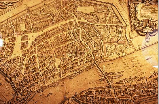 VIERTEILIGER KUPFERSTICH, M. MERIAN, 1628, GESAMTANSICHT VON FRANKFURT AM MAIN AUS DER VOGELSCHAU, MIT ZWEI PRUNKVOLLEN KARTUSCHEN OBEN, STARK ...