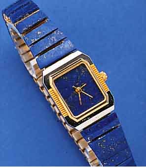 DAMENARMBANDUHR, UM 1990, ZIFFERBL. U. BANDOBERFL. M. LAPISLAZULI BEL., METALL TEILW.VERG., MINERALFLACHGL., QUARTZW. M. SEK.-TAKT,BEI ...